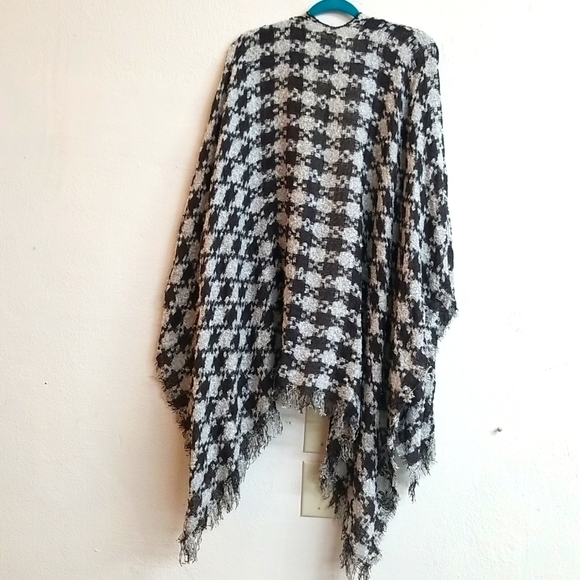 Black and white fringed shawl - Picture 3 of 4